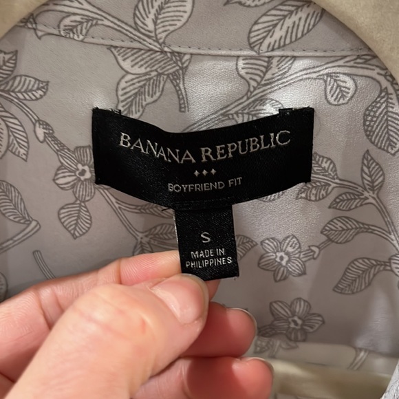 Banana Republic Boyfriend Fit Button Down Gray Floral Print Shirt - Size Small - Picture 3 of 8